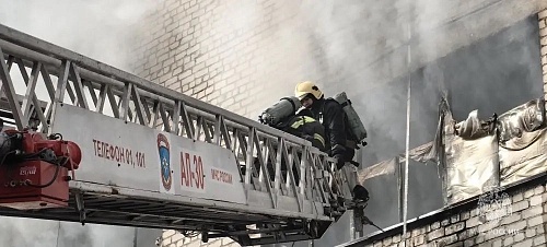 В Тюмени тушат пожар в производственном здании на улице Мелиораторов