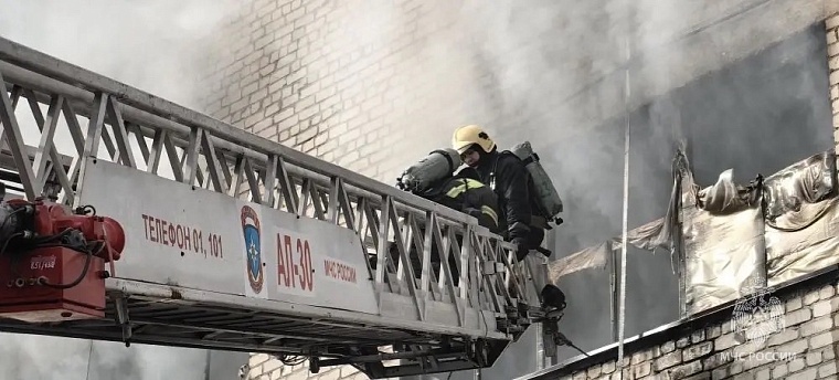 В Тюмени тушат пожар в производственном здании на улице Мелиораторов