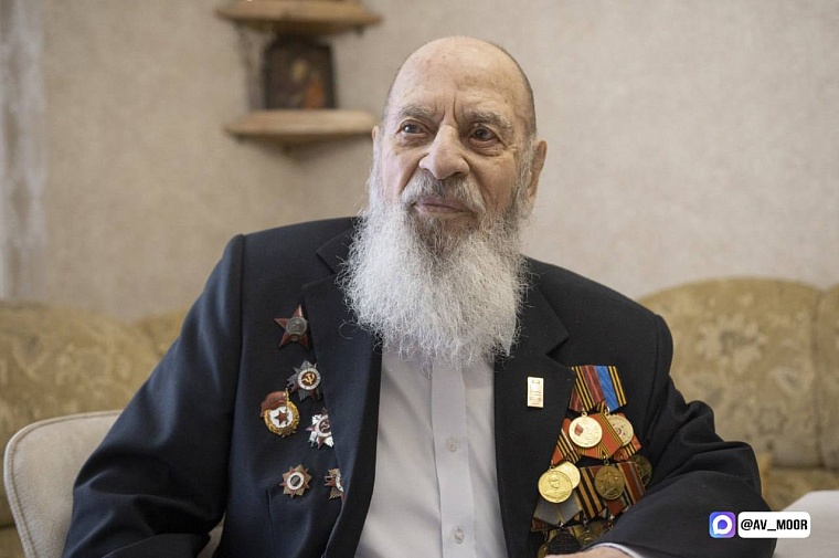 Губернатор Александр Моор поздравил с Новым годом ветерана Михаила Костюрина