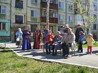 В тюменских дворах горожане вместе с ветеранами поют "День Победы"