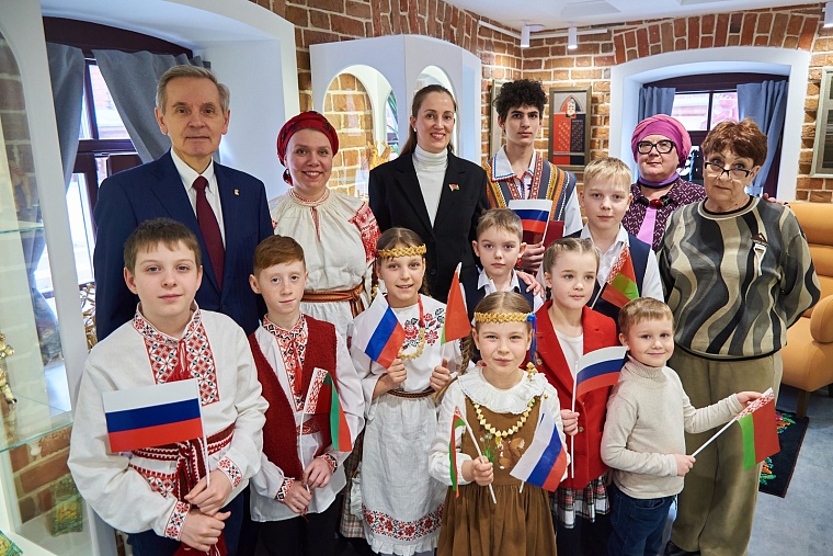 Дети из белорусского землячества стали одними из первых гостей тюменского "Дома сказки Ершова"