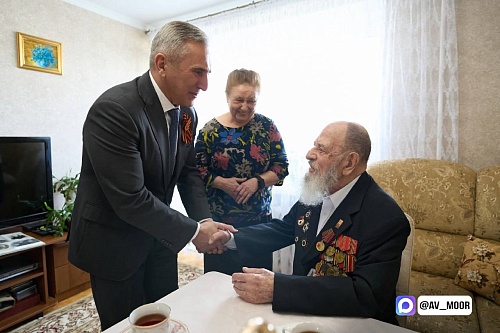 В день 80-летия окончания Второй мировой войны Александр Моор поздравил шестерых тюменских ветеранов