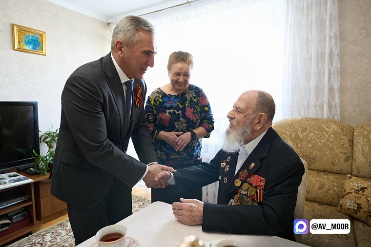 В день 80-летия окончания Второй мировой войны Александр Моор поздравил шестерых тюменских ветеранов