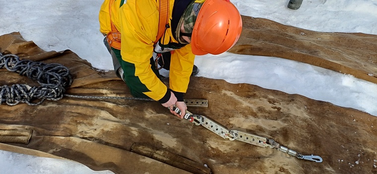 Повезло с погодой: пожарные-десантники оттачивали спуск с вертолета в весеннем лесу