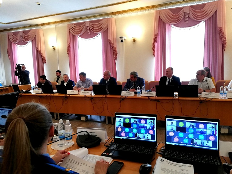 Депутаты поддерживают присвоение звания почетного гражданина Тюменской области Геннадию Чеботареву