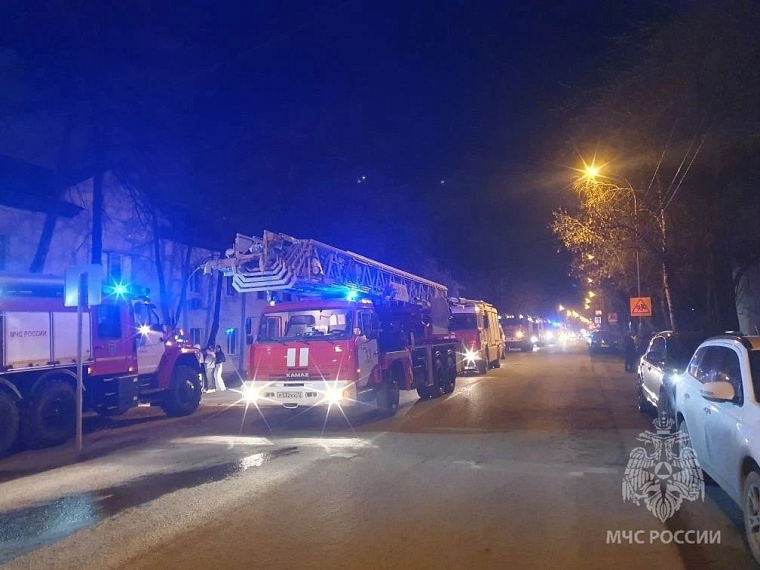 Во время пожара на улице Мира в Тюмени спасено семь человек