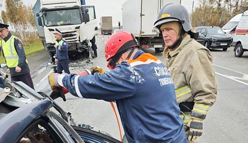 В Ишимском округе после ДТП с фурой деблокируют тела погибших