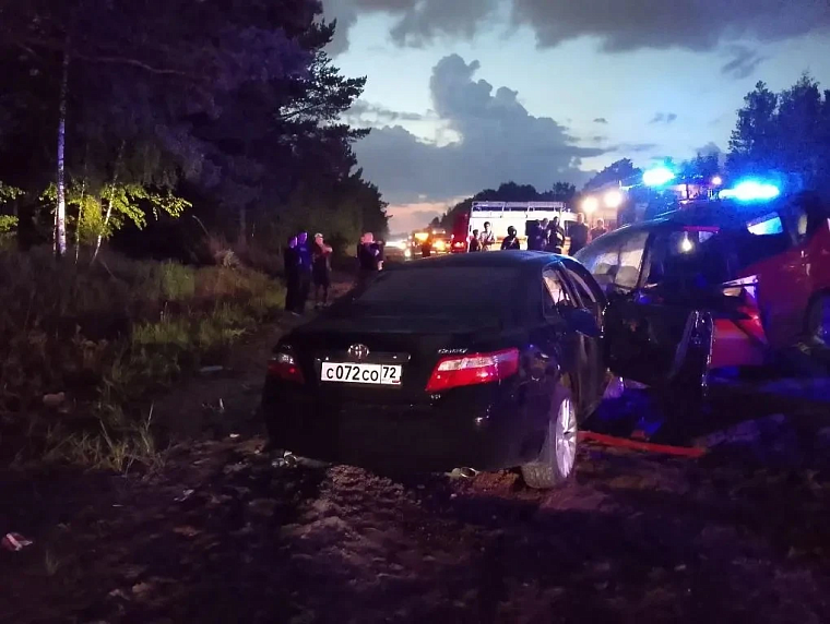 Три человека погибли, восемь ранены в страшном ДТП под Тюменью