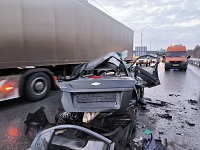 На трассе Тюмень - Омск легковой автомобиль столкнулся с двумя грузовиками