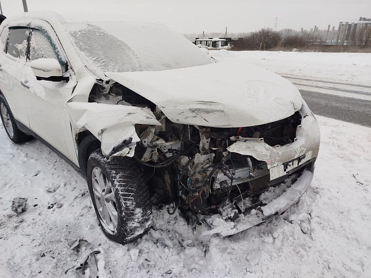 Тюменка на "Ниссане" попала под тепловоз на переезде