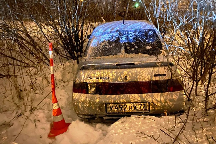 В Тобольске 15-летний водитель на автомобиле слетел с дороги в кювет