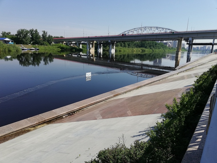 Паводок в Тюмени: нижний ярус набережной Туры полностью скрыт водой