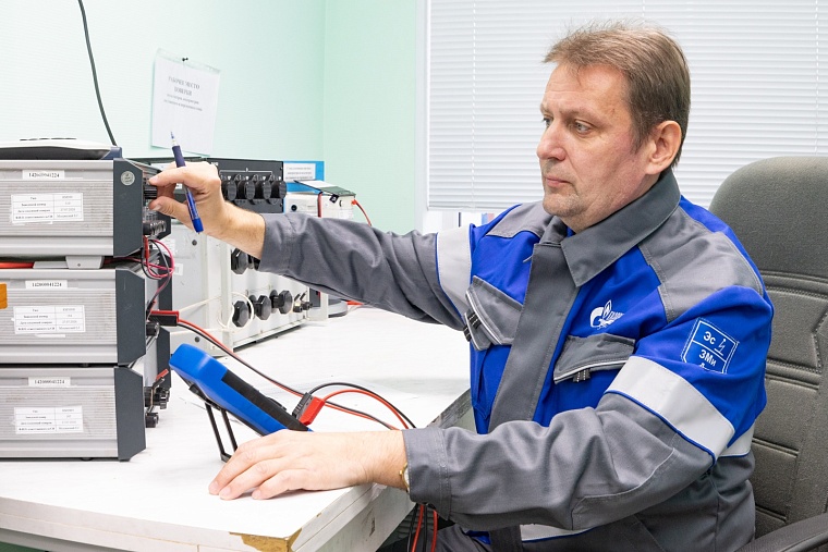 Ветеран предприятия Генадий Ртищев, удостоенный почетного звания «Заслуженный работник нефтяной и газовой промышленности», трудится в Управлении слесарем по контрольно-измерительным приборам и автоматике