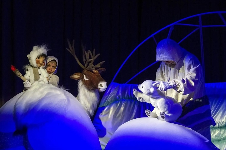 Александр Моор поздравил Тюменский театр кукол с 80-летием