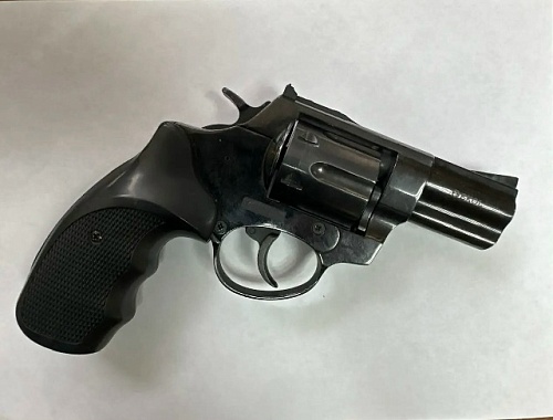 В красноярской Покровке пьяный мужчина с пистолетом угрожал детям