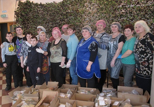 Заводоуковские волонтеры плетут сети для участников СВО
