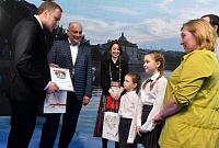 На выставке "Россия" семье участника СВО подарили новогоднее путешествие к Деду Морозу