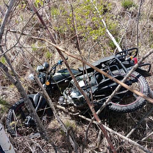 Двое мотоциклистов погибли в Тюменской области: один врезался в дерево, другой улетел в реку
