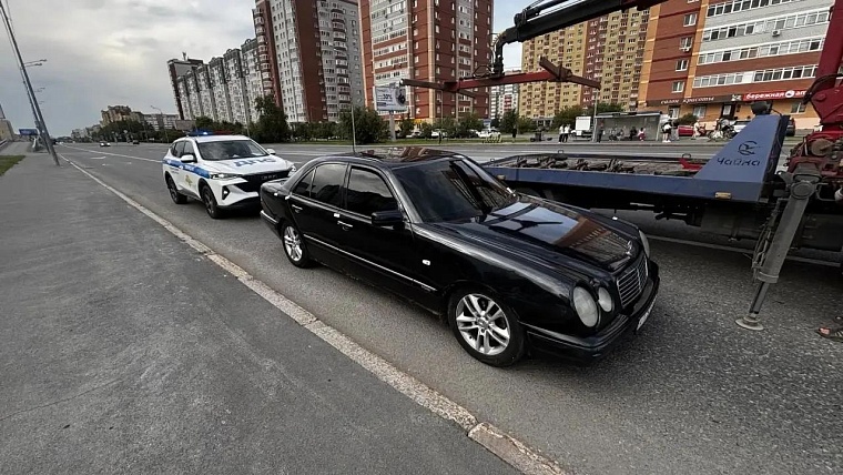В Тюмени на молодого водителя «Мерседеса» составлено сразу пять административных материалов