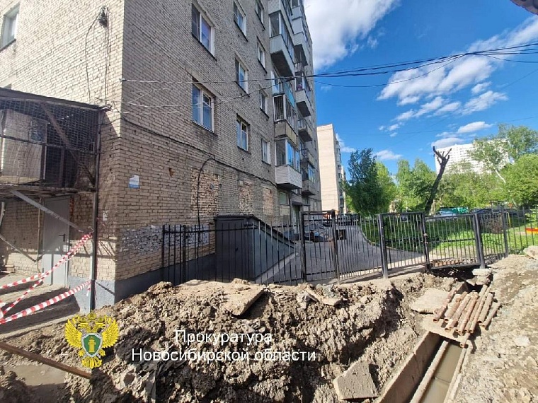 В Новосибирске бабушка рассказала о гибели 17-летнего внука в траншее