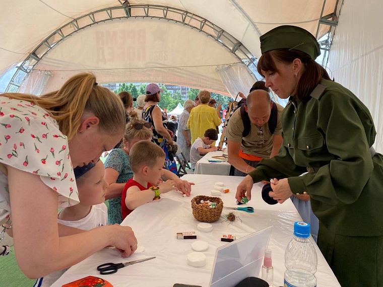 Тюменцы на дне России плетут сети для участников СВО