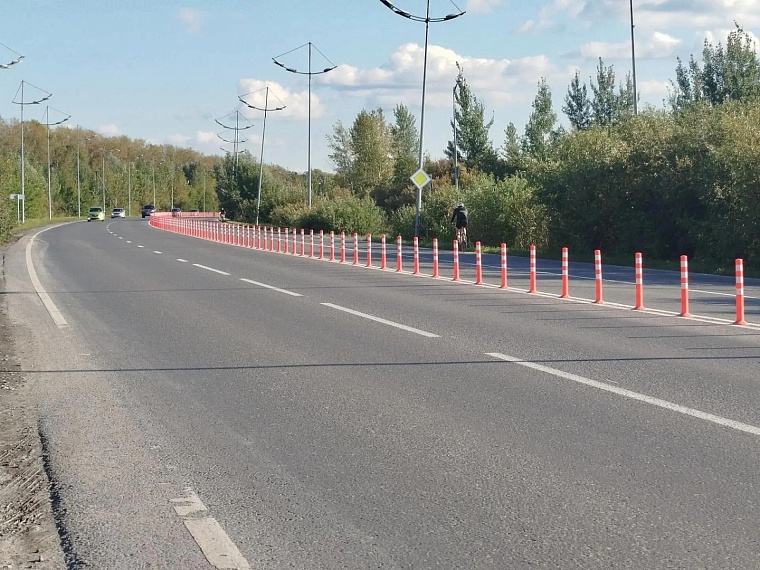 Разделительные сигнальные столбики установили на улице Уездной в Тюмени