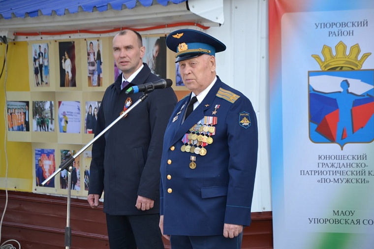 На стене школы в Упорово появился мурал с изображением легендарного тюменского летчика