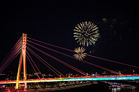 Огни в небе над Тюменью: День города завершился праздничным фейерверком на набережной