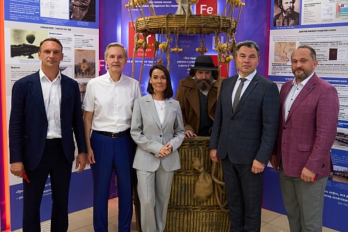 В Тюменском индустриально университете открыли фотозону с Менделеевым на воздушном шаре