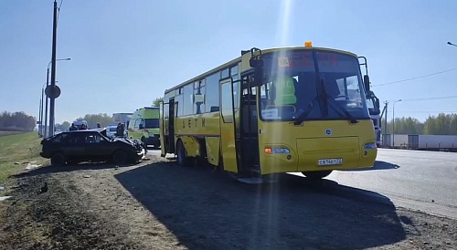 Под Тюменью школьный автобус с 24 детьми попал в ДТП