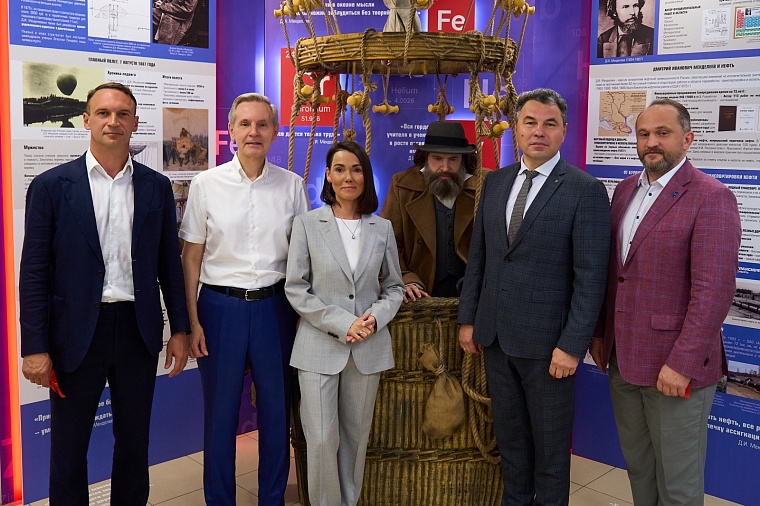 В Тюменском индустриальном университете открыли фотозону с Менделеевым на воздушном шаре