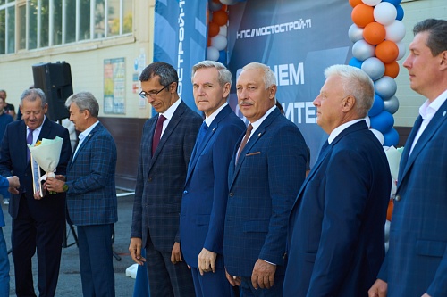 Сотрудники компании «Мостострой-11» получили поздравления с Днем строителя