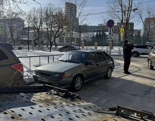 Глава Тюмени Максим Афанасьев пообещал разобраться с парковкой у школы №40