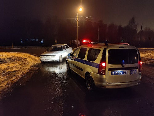 Пьяный водитель ехал по Ялуторовску со спущенным колесом
