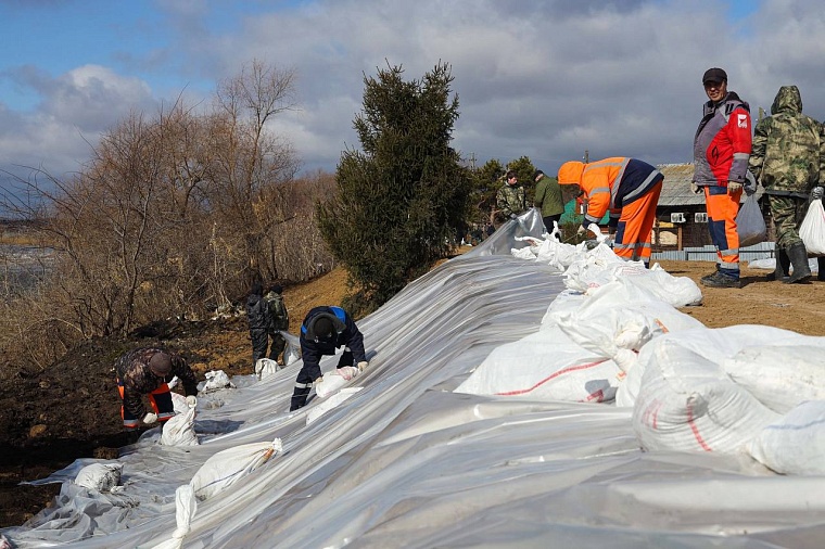 Больше ста волонтеров работают на укреплении дамбы в Ишимском и Казанском районах