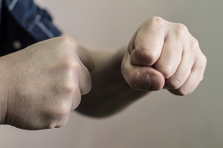 В Тюмени давний конфликт двух знакомых закончился дракой с переломом челюсти