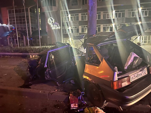 В Тюмени парень с девушкой разбились насмерть на улице Республики