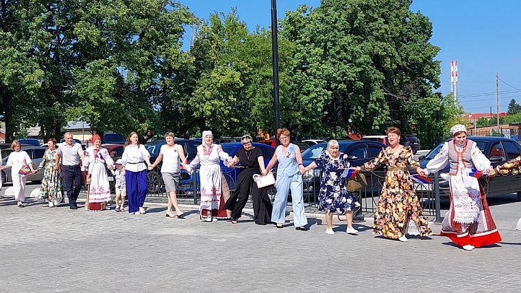 В Викулово на День России устроили праздничный флешмоб