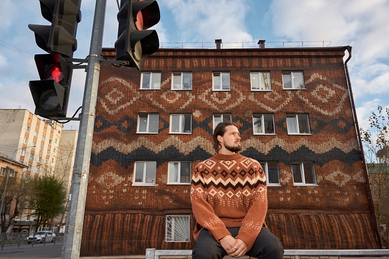 На улице Котовского в Тюмени появился «вязаный» мурал