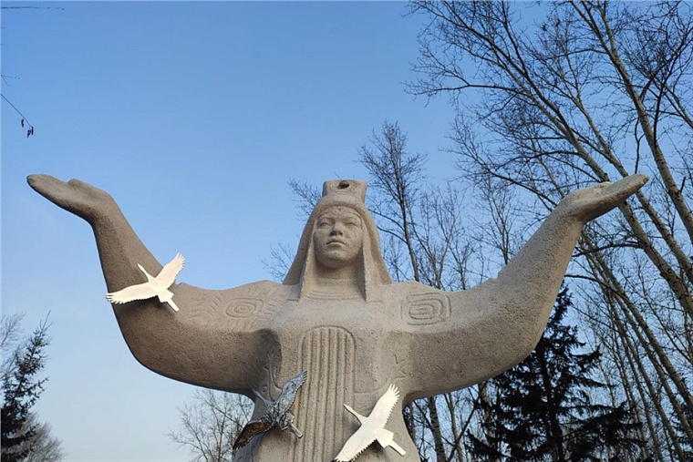 В Красноярске установили необычный арт-объект «Мать-природа»