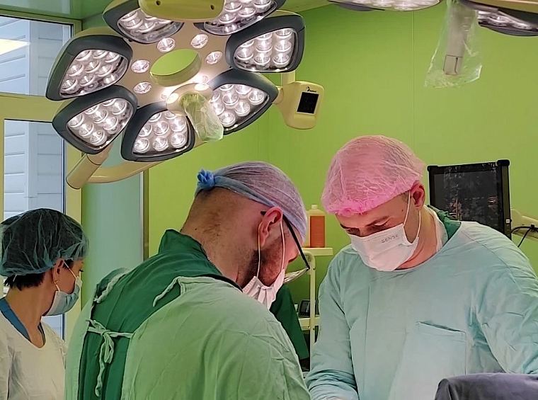 Один прокол вместо тяжелого вмешательства: тюменские врачи бережно спасали жизнь пожилой пациентке