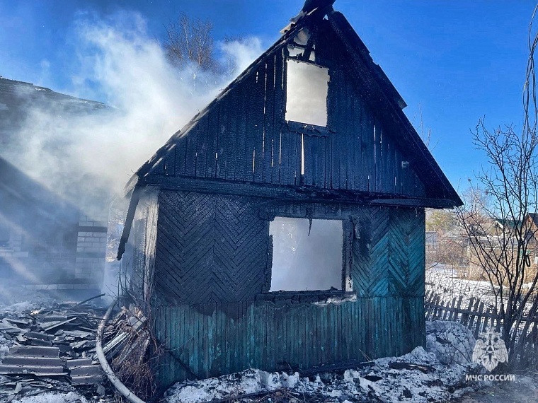 В тюменском дачном обществе загорелись два дома