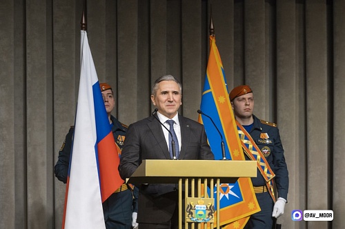 Александр Моор вручил почетные грамоты президента тюменским спасателям