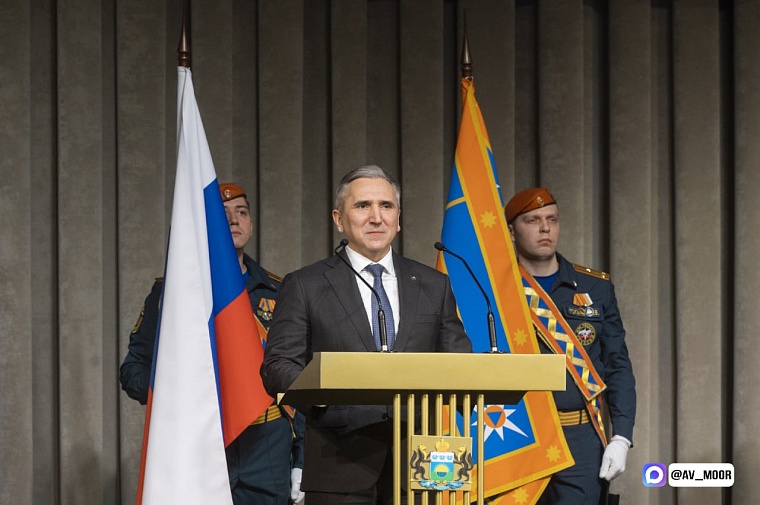 Александр Моор вручил почетные грамоты президента тюменским спасателям