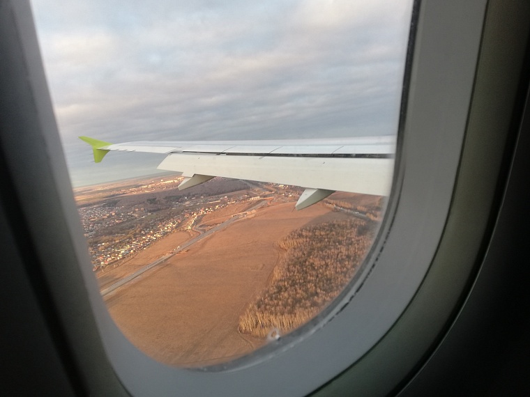 Вылетевший из Уфы в Сургут самолет из-за метеоусловий сел в Ханты-Мансийске