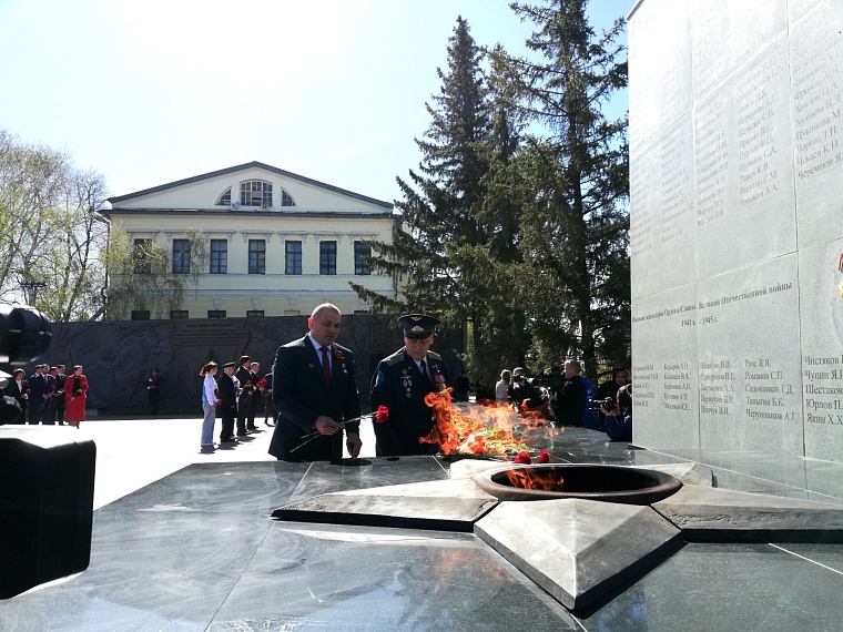 В Тюмени возложили цветы к Вечному огню