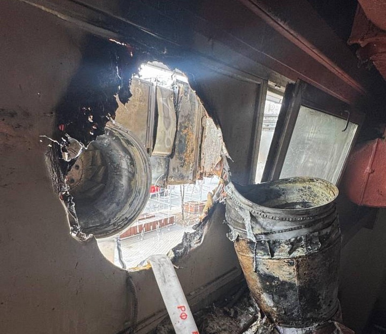 В Тюмени тушили пожар на «Михайловском» рынке