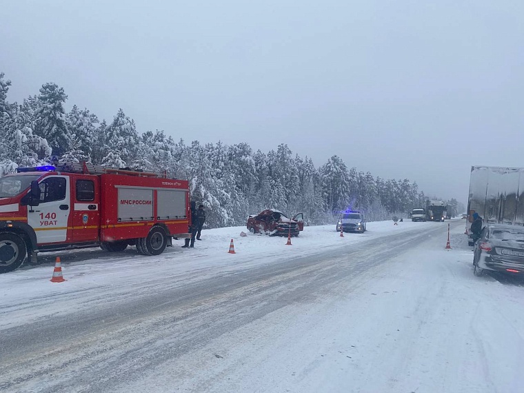 Водитель и пассажир "Лады" погибли в столкновении с большегрузом на трассе Тюмень - Ханты-Мансийск