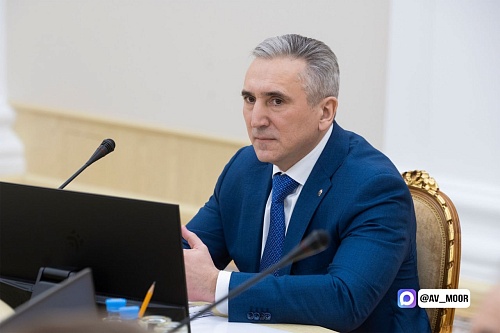 Помощь погорельцам, ремонт дороги к детскому саду: Александр Моор провел прием жителей Тюменской области