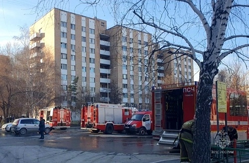 Во время пожара в общежитии на улице Республики в Тюмени спасено три человека